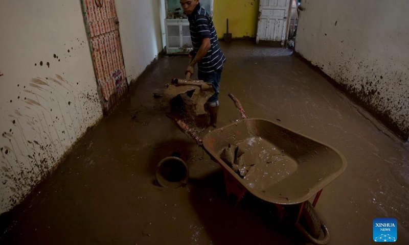 A man cleans mud at his house after floods triggered by heavy rains and rising waters of the Batang Nango river after a 6.1-magnitude quake in Nagari Kajai village of Pasaman Barat district, West Sumatra, Indonesia, March 1, 2022.(Photo: Xinhua)