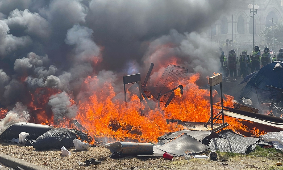 A fire rages as police move in to clear protesters from Parliament grounds in Wellington, New Zealand on March 2, 2022.Photo: AFP 