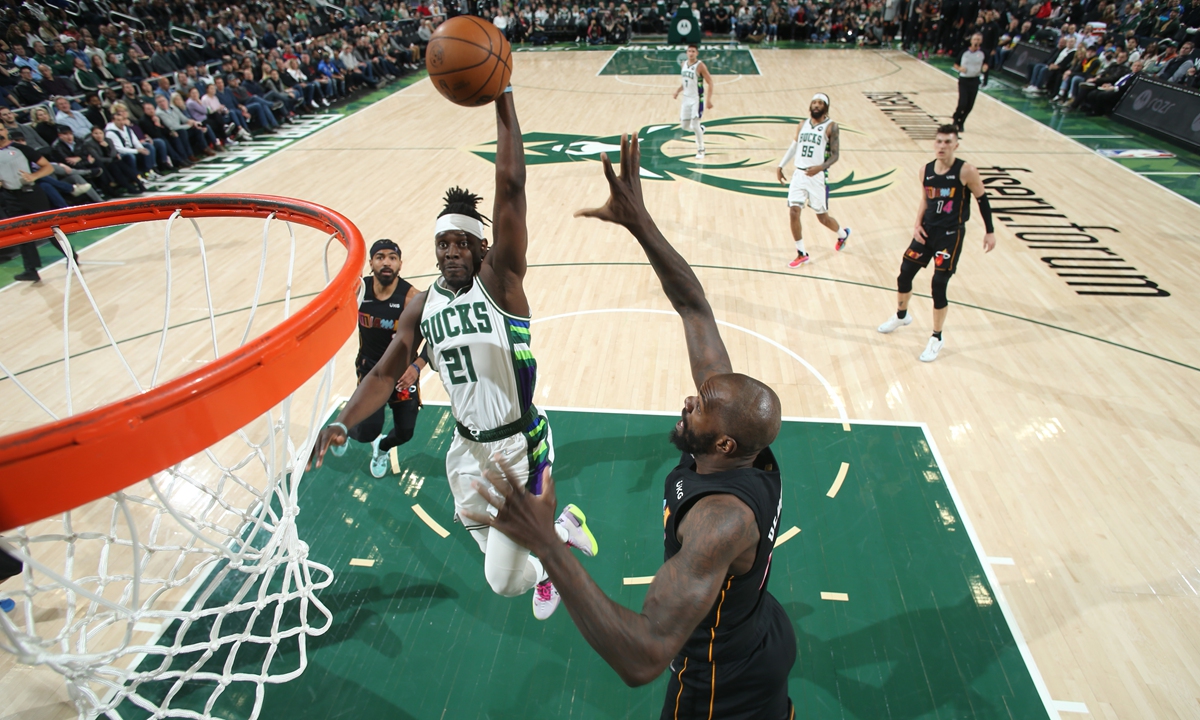 Jrue Holiday of the Milwaukee Bucks drives to the basket against the Miami Heat on March 2, 2022 in Milwaukee, Wisconsin. Photo: VCG