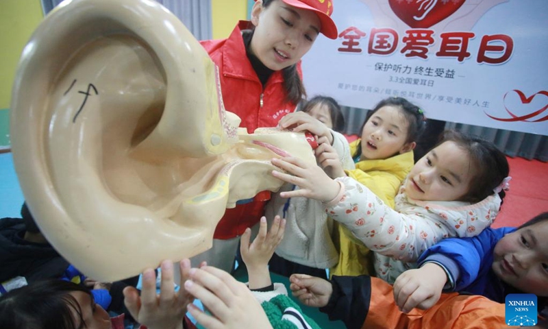 A volunteer explains the structure and function of ears for children in Yangzhou, east China's Jiangsu Province, March 2, 2022. March 3 marks China's national Ear Care Day. Various activities were held to promote public awareness of hearing protection.(Photo: Xinhua)