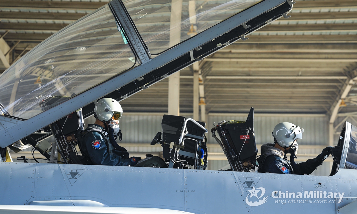 Pilots assigned to an aviation brigade of the air force under the PLA Central Theater Command make the last-minute preparation on a J-10 fighter jet prior to a round-the-clock combat flight training exercise on February 23, 2022.Photo:China Military