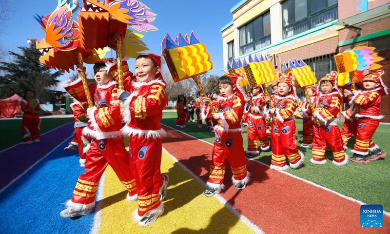 Children perform dragon dance to greet the Longtaitou Day at a kindergarten in Jimo District, Qingdao, east China's Shandong Province, March 3, 2022.Photo:Xinhua