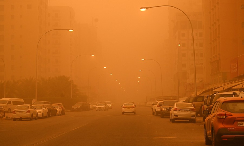 Photo taken on March 4, 2022 shows cars on a road amid heavy dust in Kuwait City, Kuwait. A sandstorm hit Kuwait on Friday.(Photo: Xinhua)