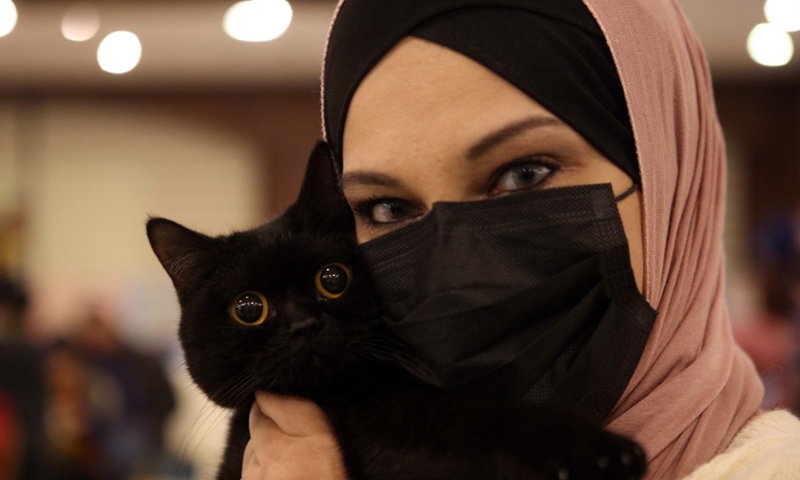 A cat owner shows off her prizewinning cat during a cat beauty pageant in Amman, Jordan, on March 5, 2022.Photo:Xinhua