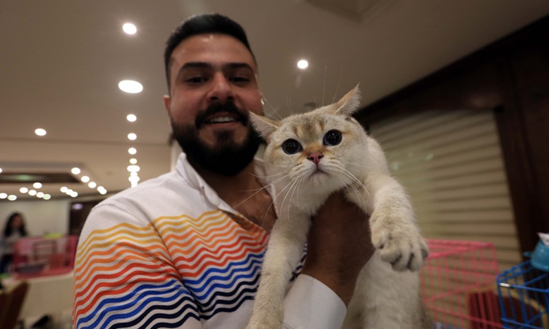 A cat owner shows off her prizewinning cat during a cat beauty pageant in Amman, Jordan, on March 5, 2022.Photo:Xinhua