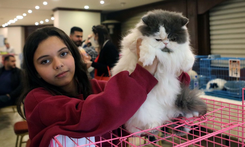 A cat owner shows off her prizewinning cat during a cat beauty pageant in Amman, Jordan, on March 5, 2022.Photo:Xinhua