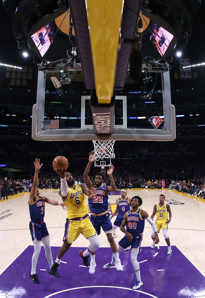 LeBron James of the Los Angeles Lakers shoots against the Golden State Warriors on March 5, 2022 in Los Angeles, California. Photo: VCG