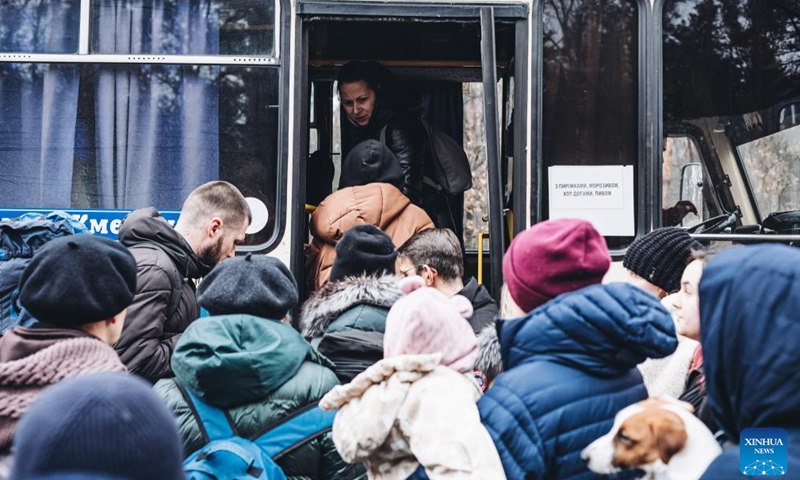 People board a bus in Irpin, Ukraine, March 5, 2022.Photo:Xinhua