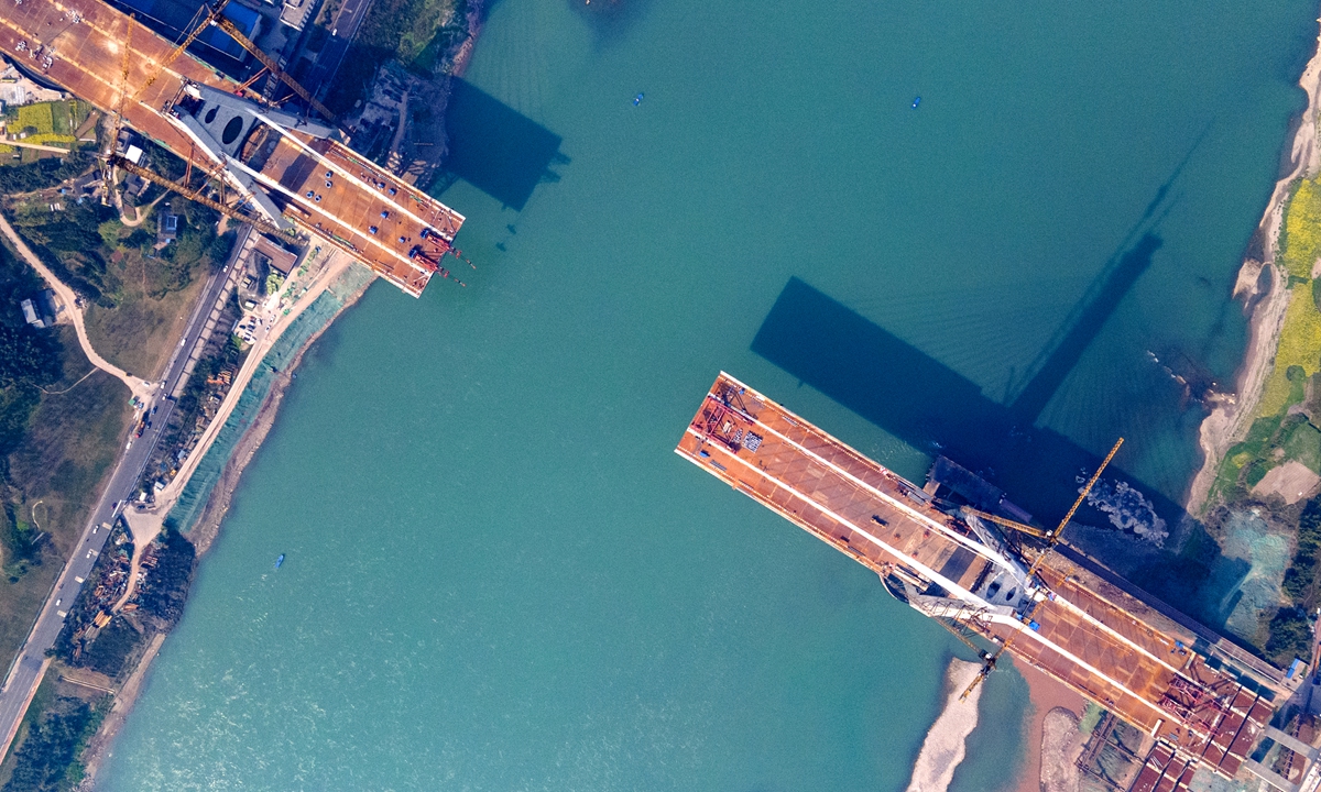 A railroad bridge crossing the Yangtze River is seen under construction on March 7. The bridge is expected to be put into service in 2023, and it will become China's first cable-stayed bridge with rail tracks and roads on the same floor. Photo: cnsphotos 