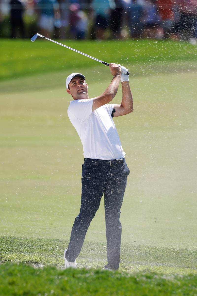 Scottie Scheffler hits out of a fairway bunker during the final round of the Arnold Palmer Invitational on March 6, 2022 in Orlando, Florida. Photo: IC