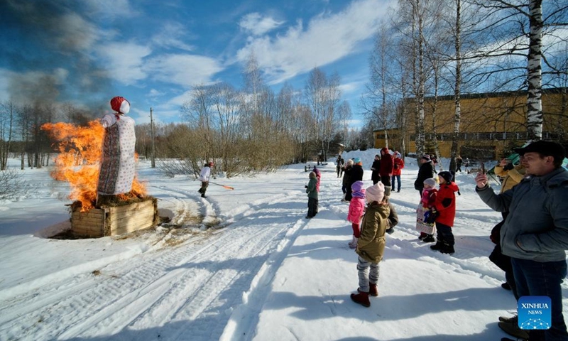 People watch a burning effigy during Maslenitsa celebrations in Gamzyuki village, Kaluga region, Russia, on March 6, 2022. Maslenitsa is a traditional holiday to celebrate the beginning of spring. (Photo: Xinhua)