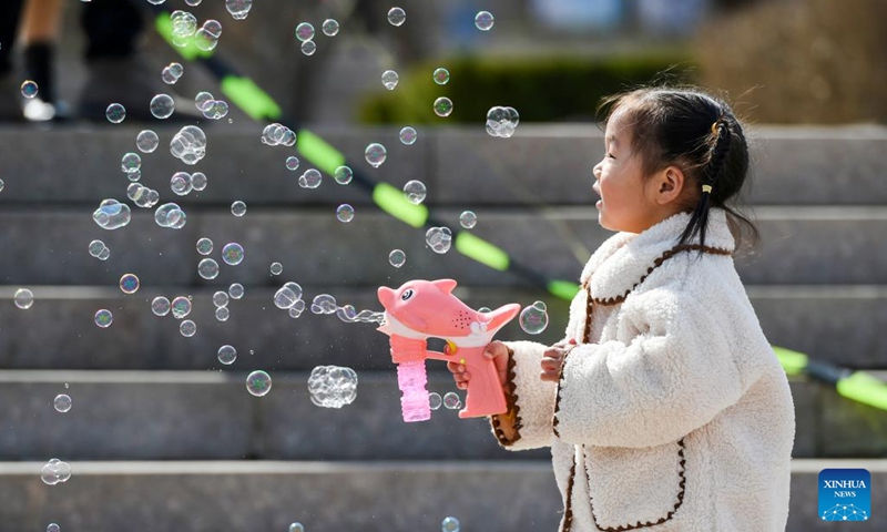 A child has fun in the springtime in Qingzhou, east China's Shandong Province, March 6, 2022.(Photo: Xinhua)