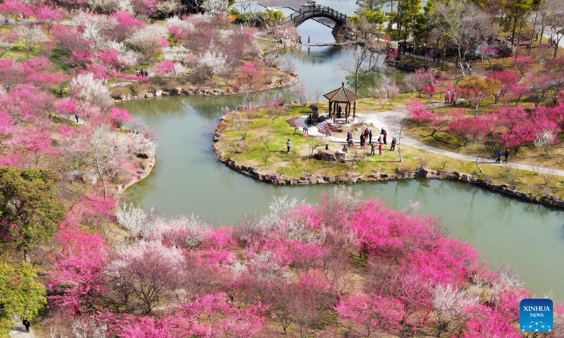 Aerial photo taken on March 6, 2022 shows people enjoying the springtime at the Slender West Lake in Yangzhou, east China's Jiangsu Province.(Photo: Xinhua)