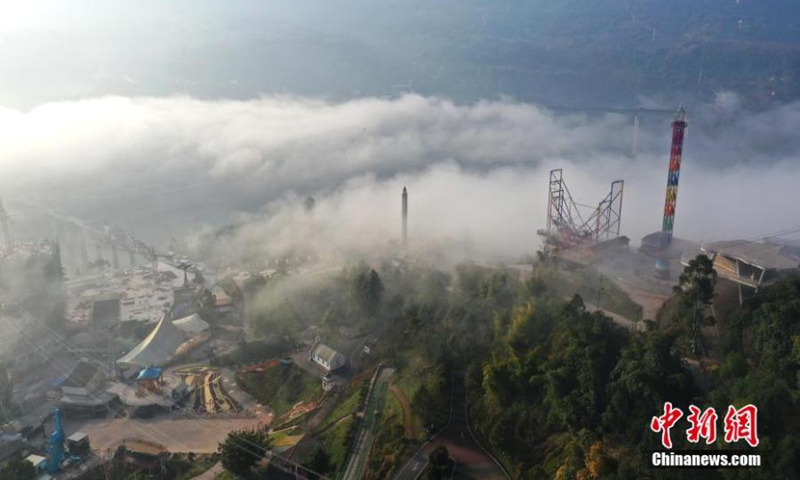 Beautiful landscape of the Wine Town shrouded in heavy advection fog near the Yangtze River in Fuling district, Chongqing, March 8, 2022. (Photo: China News Service/Yang Xiaoyong)