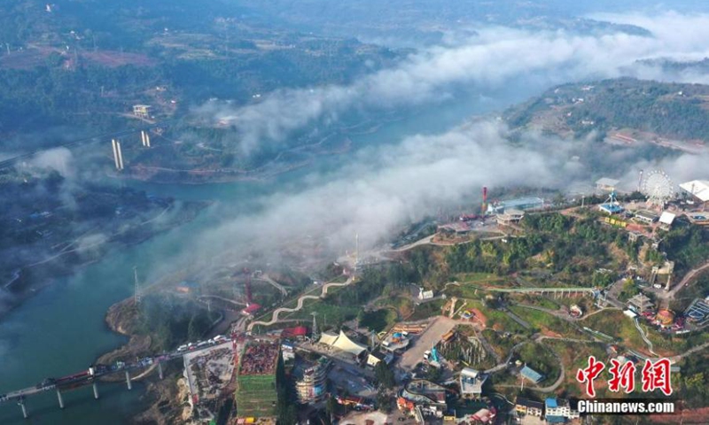 Beautiful landscape of the Wine Town shrouded in heavy advection fog near the Yangtze River in Fuling district, Chongqing, March 8, 2022. (Photo: China News Service/Yang Xiaoyong)