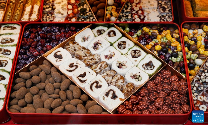 Photo taken on March 5, 2022 shows Turkish delight, a traditional Turkish dessert, and its varieties at a dessert shop in Istanbul, Turkey. The streets of Turkey's biggest city Istanbul are filled with a variety of delicious foods, desserts, drinks, attracting Turkish people and tourists.(Photo: Xinhua)