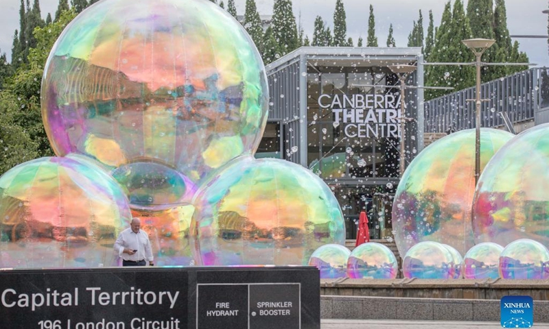 Photo taken on March 9, 2022 shows the giant bubbles displayed in front of the Canberra Theatre Centre during the Enlighten Festival in Canberra, Australia. The annual Enlighten Festival runs this month with landmark buildings illuminated with colorful lights.(Photo: Xinhua)