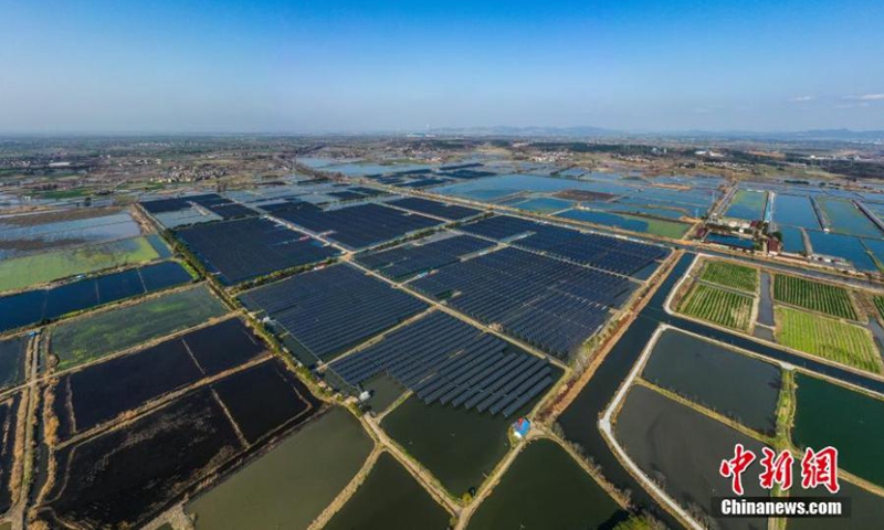 Photo shows a solar power project under construction in Tongling, east China's Anhui Province, March 7, 2022. The project, with solar panels installed above the fishery water, is expected to generate 110 million kwh of electricity per year. (Photo: China News Service/Chen Chen)