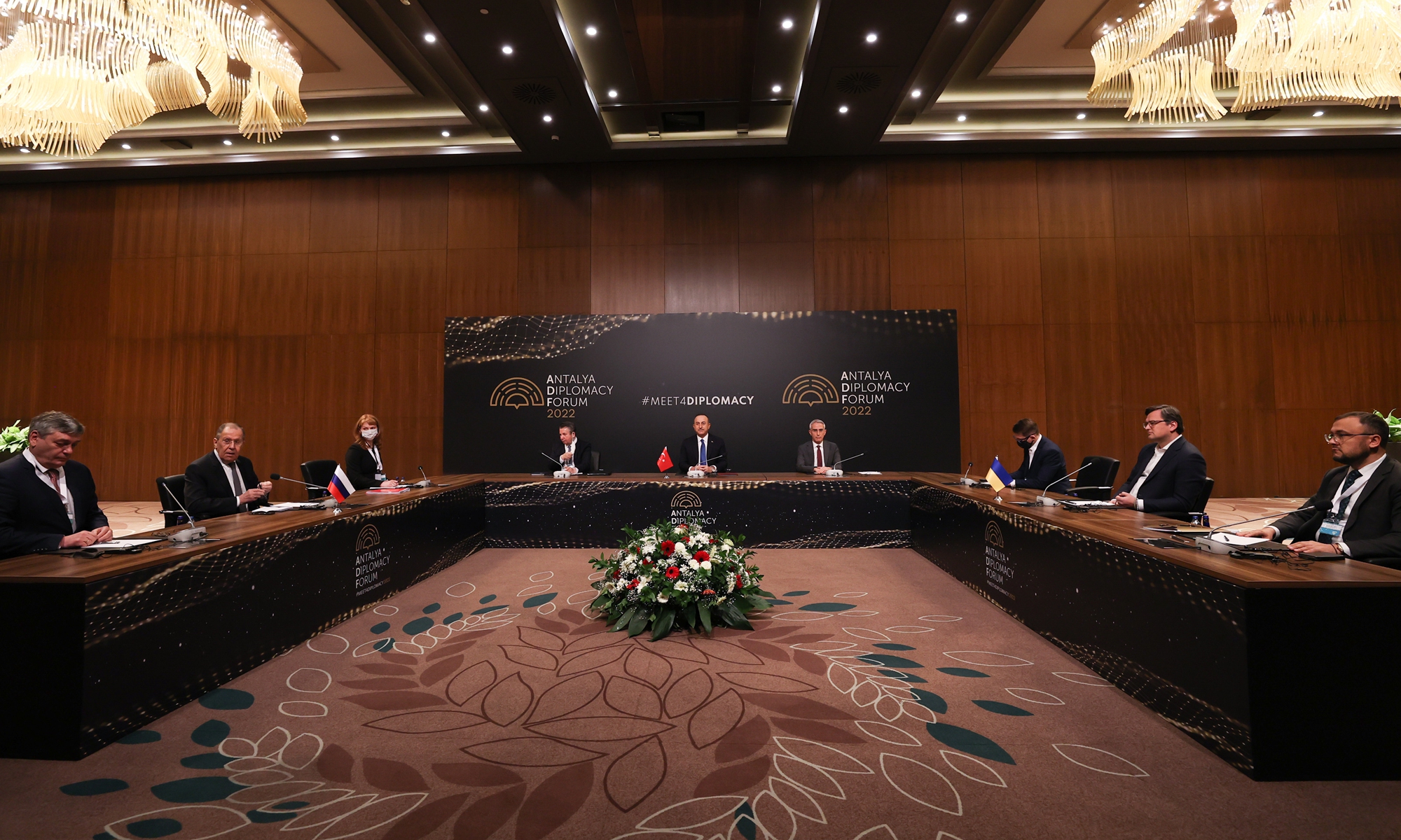 Turkish Foreign Minister Mevlut Cavusoglu, Russian Foreign Minister Sergey Lavrov and Ukraine's Foreign Minister Dmytro Kuleba attend Russia-Turkiye-Ukraine tripartite Foreign Ministers meeting at the Antalya Diplomacy Forum in Antalya, Turkiye on March 10, 2022. Photo: VCG