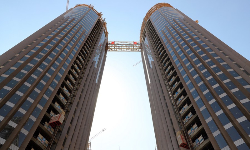 Photo taken on June 30, 2021 shows a newly installed steel skyway linking two office buildings at the central business district (CBD) project in Egypt's new administrative capital.(Photo: Xinhua)