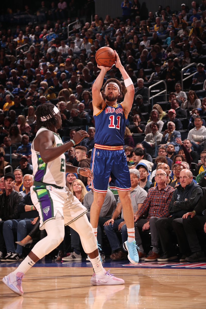 Klay Thompson of the Golden State Warriors shoots the ball against the Milwaukee Bucks on March 12, 2022 in San Francisco, California. Photo: VCG