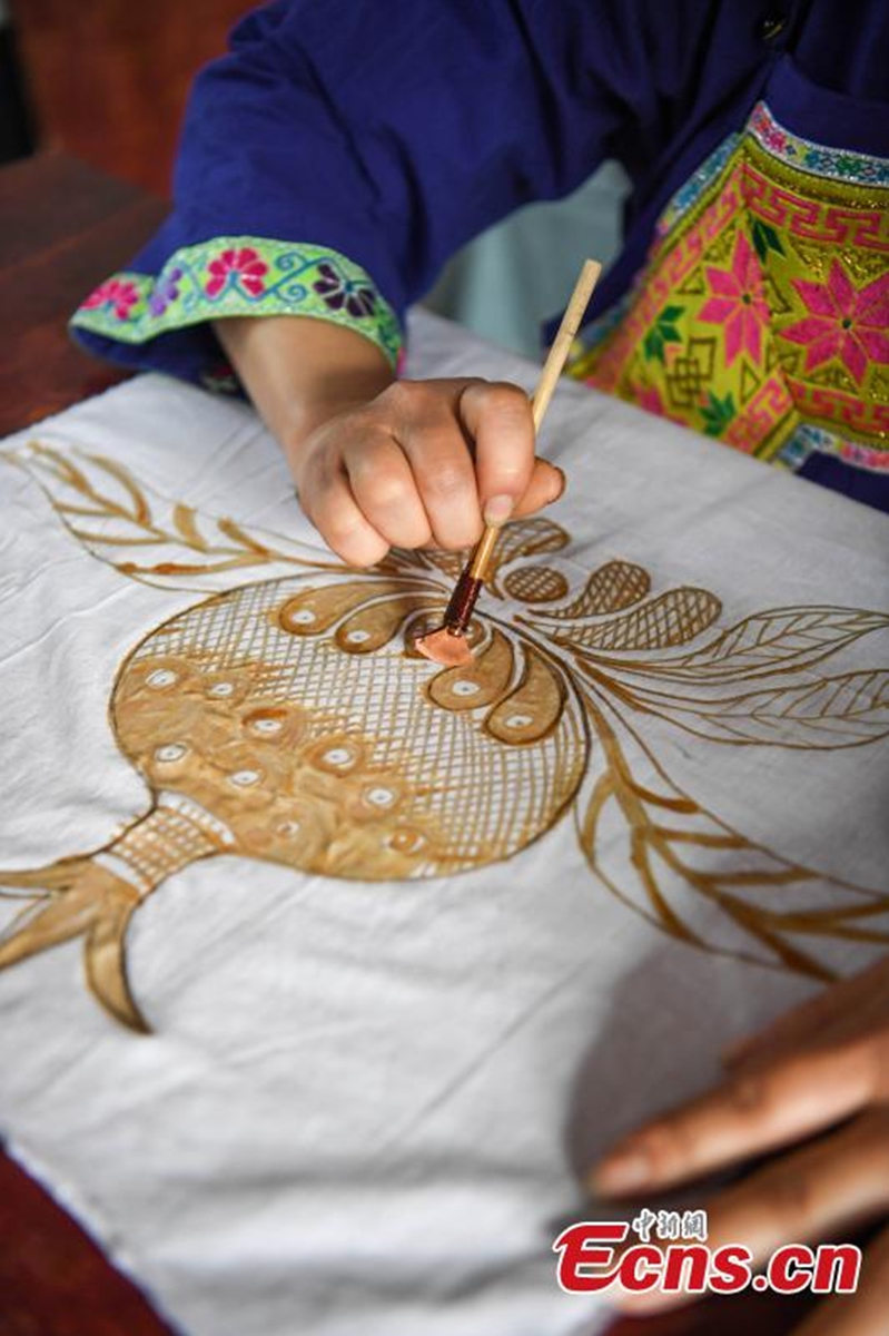 Villagers draw batik patterns at a workshop in Gulin County, Luzhou City, Sichuan Province. Batik, a craft inherited through generations among the Miao ethnic group has a history of more than 2,000 years. (Photo: China News Service/Liu Chuanfu)