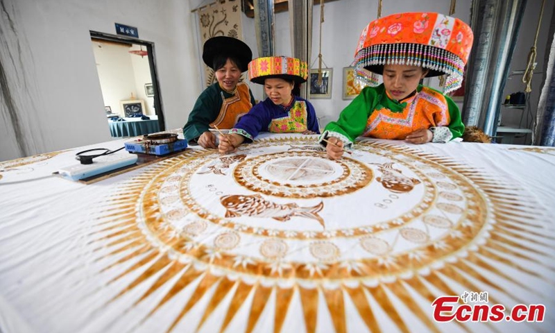 Villagers draw batik patterns at a workshop in Gulin County, Luzhou City, Sichuan Province. Batik, a craft inherited through generations among the Miao ethnic group has a history of more than 2,000 years. (Photo: China News Service/Liu Chuanfu)