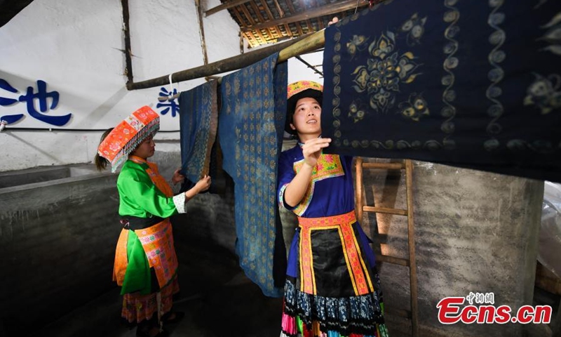 Villagers dry batik sheets at a workshop in Luzhou, Sichuan Province. (Photo: China News Service/Liu Chuanfu)