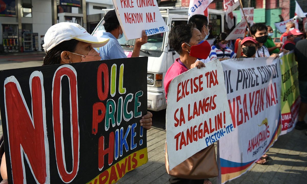 Protesters holding placards stage a rally in front of a petrol station in Manila, capital of the Philippines on March 15, 2022, after successive oil price increase in recent weeks. Oil companies set their largest price hikes yet as the war between Russia and Ukraine continues to escalate and triggers a global inflation wave, said Rappler.com. Photo: AFP