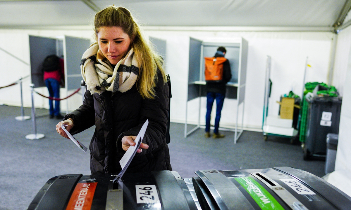 A resident casts her vote at Rotterdam Central Station for the municipal elections in Rotterdam, the Netherlands on March 16, 2022. Over 9,000 polling stations all over the Netherlands are open on the day for the third and final day of voting in the local elections, Dutch News reported. Photo: AFP