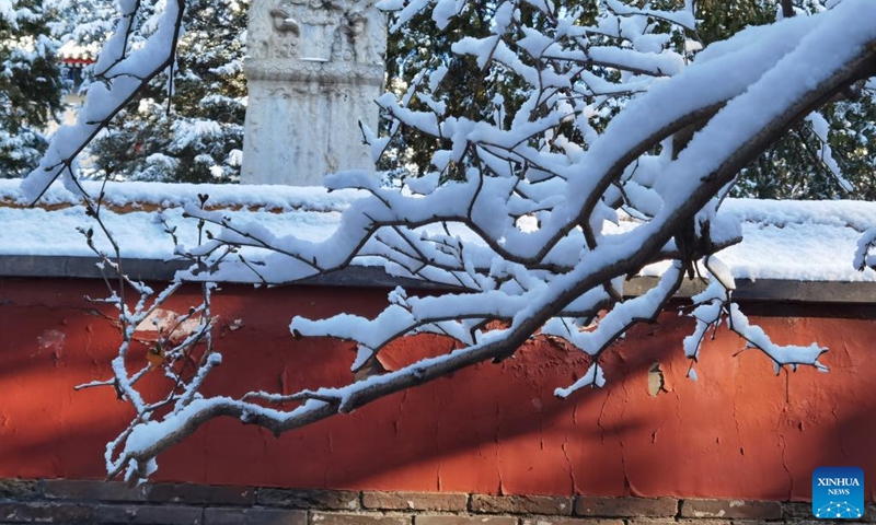 Photo taken with a mobile phone shows the snow scenery at Beihai Park in Beijing, capital of China, March 19, 2022.Photo:Xinhua