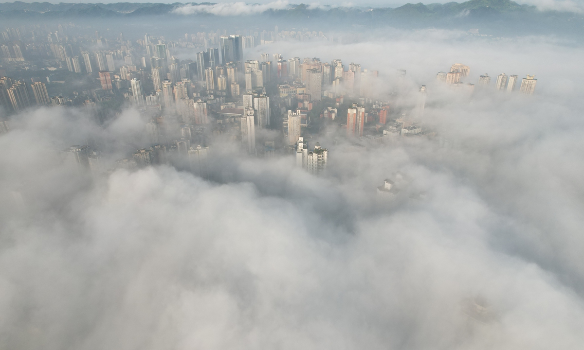 Stratospheric fog covers the sky in the city center of SW China's Chongqing Municipality. The buildings are hidden in the fog like a fairyland. Photo: IC