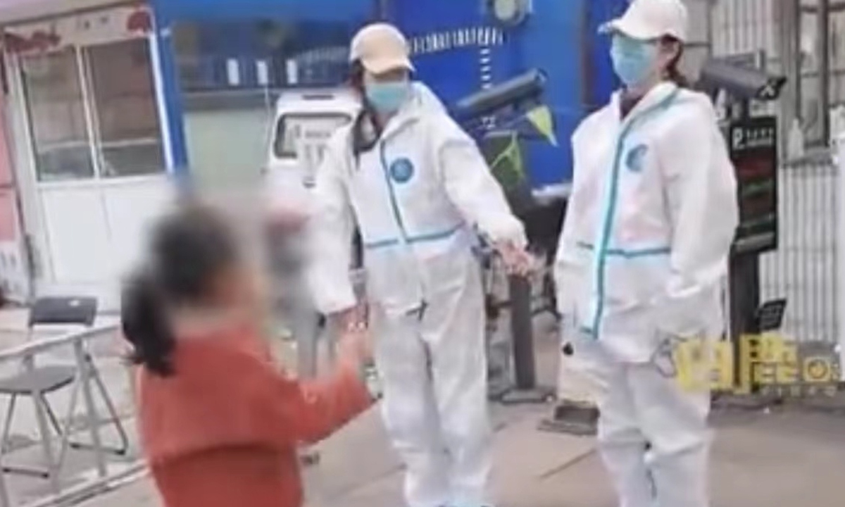 A kid performs for the healthcare workers after taking a nucleic acid test. Photo:Sina Weibo