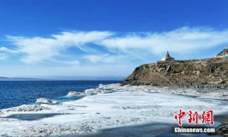 Photo shows thawing ice on the surface of Qinghai Lake in Northwest China's Qinghai Province, March 19, 2022. Qinghai Lake, China's largest inland salt lake, started to thaw as temperature rises. (Photo: China News Service/Zhao Linsong)