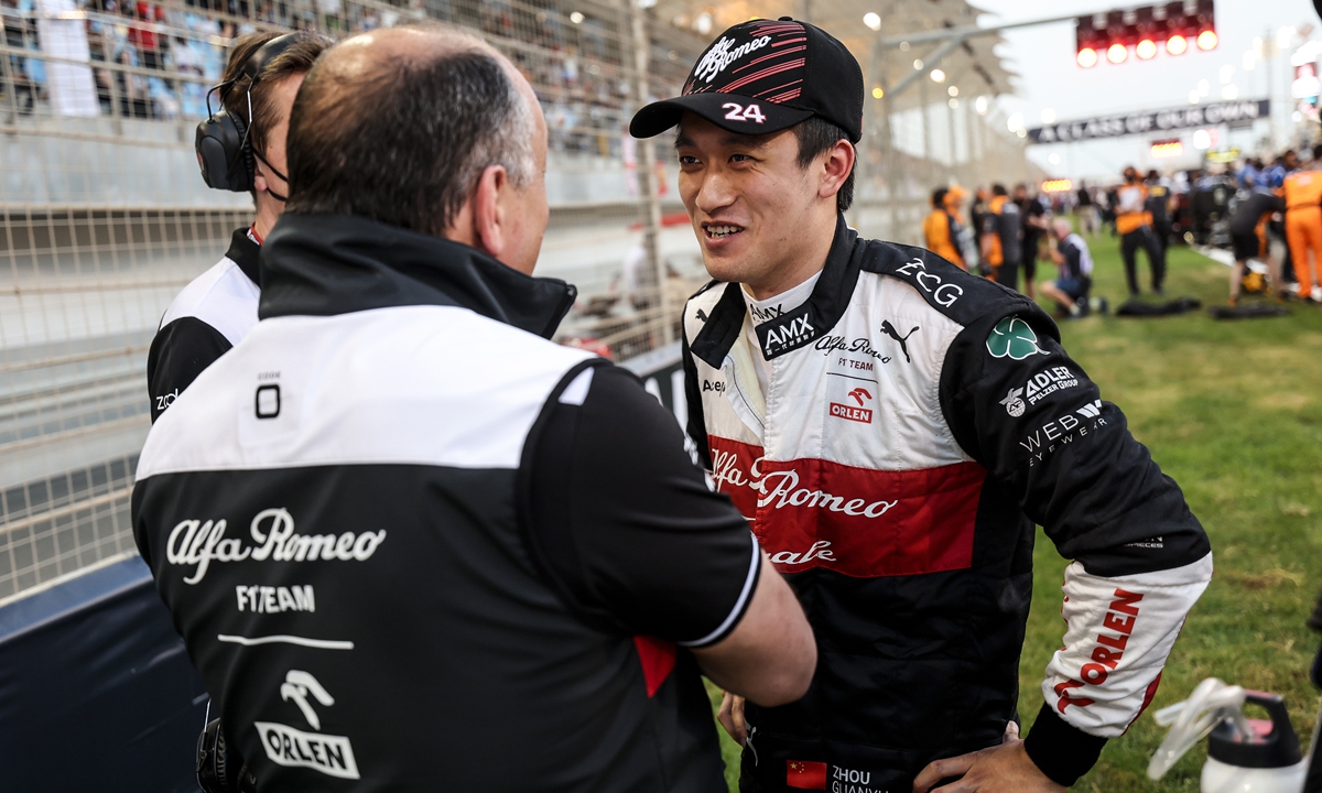 Alfa Romeo driver Zhou Guanyu talks with team principal Frederic Vasseur during the F1 Bahrain Grand Prix on March 20, 2022 in Bahrain. Photo: IC