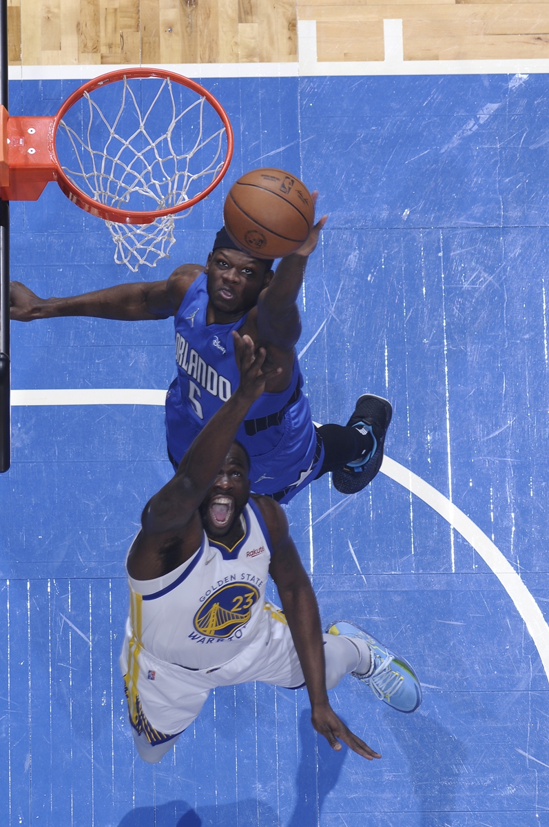 Mo Bamba (top) of the Orlando Magic blocks the ball during the game against the Golden State Warriors on March 22, 2022 in Orlando, Florida. Photo: VCG