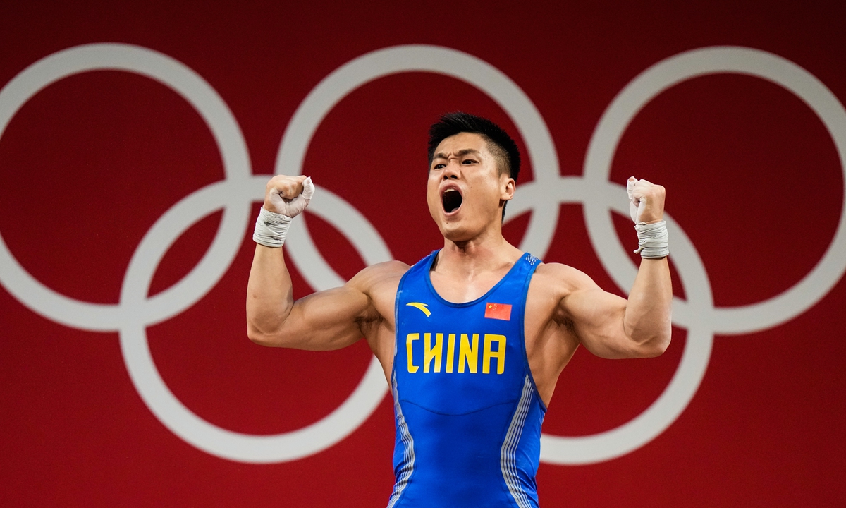 Lü Xiaojun celebrates after winning gold in the men's 81 kilograms weightlifting at the Tokyo Olympic Games on July 31, 2021. Photo: VCG