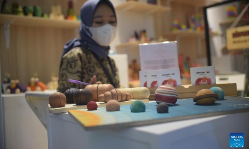 An exhibitor is seen at a booth during the 22nd Jakarta International Handicraft Trade Fair 2022 in Jakarta, Indonesia, March 23, 2022.(Photo: Xinhua)