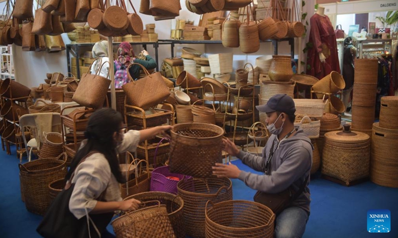 People visit the 22nd Jakarta International Handicraft Trade Fair 2022 in Jakarta, Indonesia, March 23, 2022.(Photo: Xinhua)