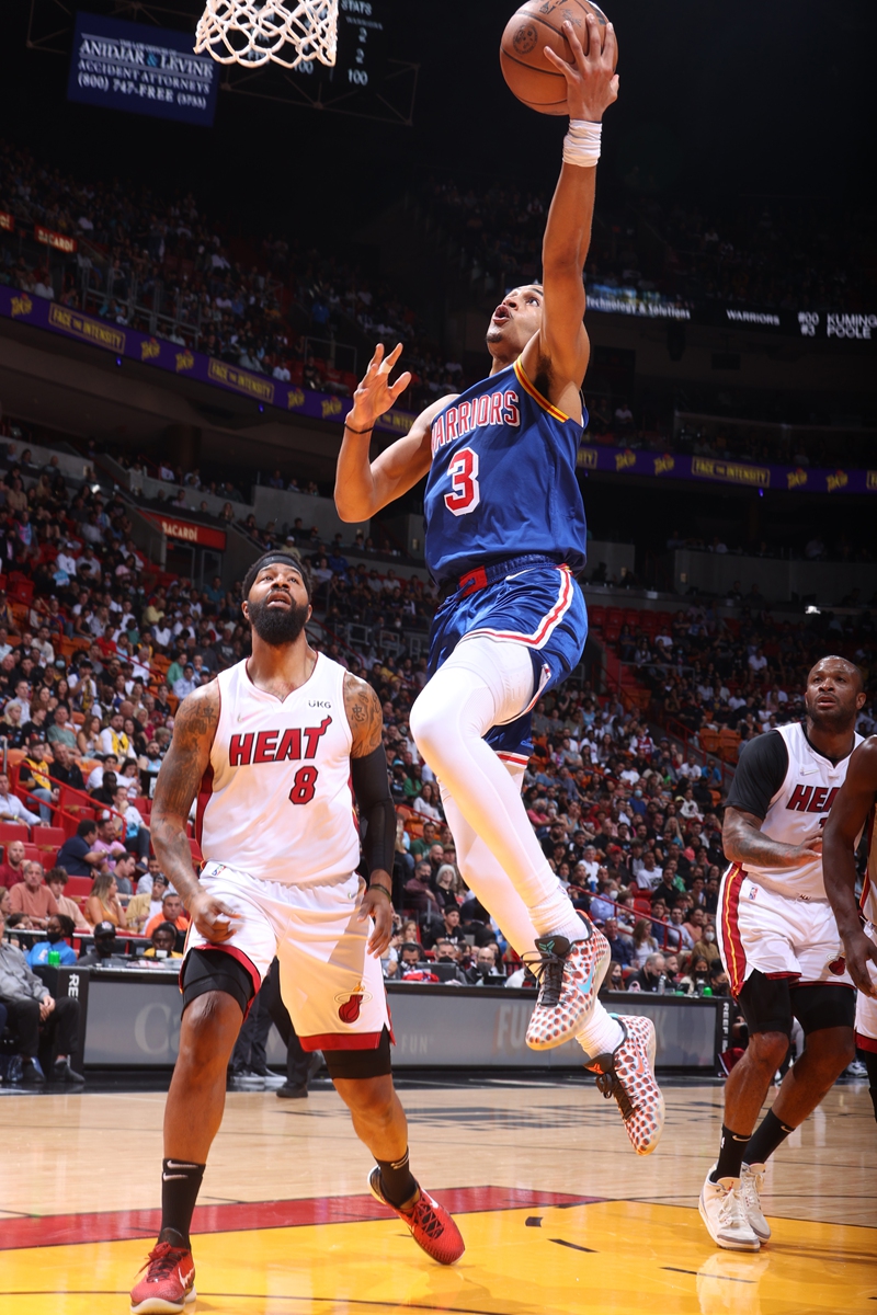 Jordan Poole of the Golden State Warriors drives to the basket during the game against the Miami Heat on March 23, 2022 in Miami, Florida. Photo: VCG