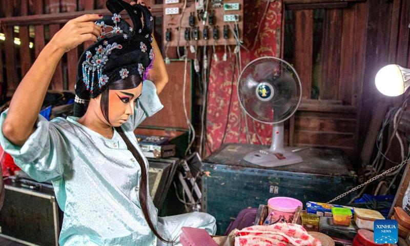 A Chaozhou Opera actress puts on makeup backstage in Nakhon Sawan, Thailand, March 24, 2022. Chinese migrants brought the Chaozhou Opera with them to Thailand more than a hundred years ago. (Photo: Xinhua)