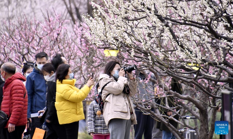 People view blooming flowers at the Beijing Ming Dynasty City Wall Relics Park in Beijing, capital of China, March 26, 2022.Photo:Xinhua