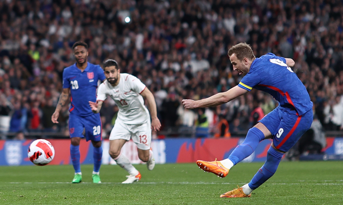 Harry Kane of England scores from the penalty spot against Switzerland at Wembley Stadium on March 26, 2022 in London, England.  Photo: VCG