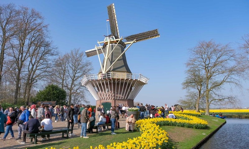 People tour at the Keukenhof park in Lisse, the Netherlands, March 26, 2022.Photo:Xinhua