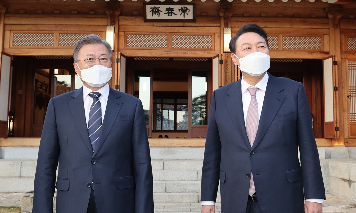 South Korean President Moon Jae-in (left) and the country's President-elect Yoon Suk-yeol meet at the presidential office Cheong Wa Dae in Seoul on March 28, 2022, 19 days after the presidential election. Yoon is scheduled to be sworn in as president on May 10. Photo: VCG