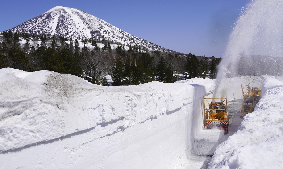 Snow is removed on the Hakkoda-Towada Gold Line, a road linking the northeastern Japan city of Aomori and Lake Towada, on March 29, 2022. The road that has been closed during winter due to accumulated snow will be reopened for vehicles on April 1, 2022. Photo: VCG 