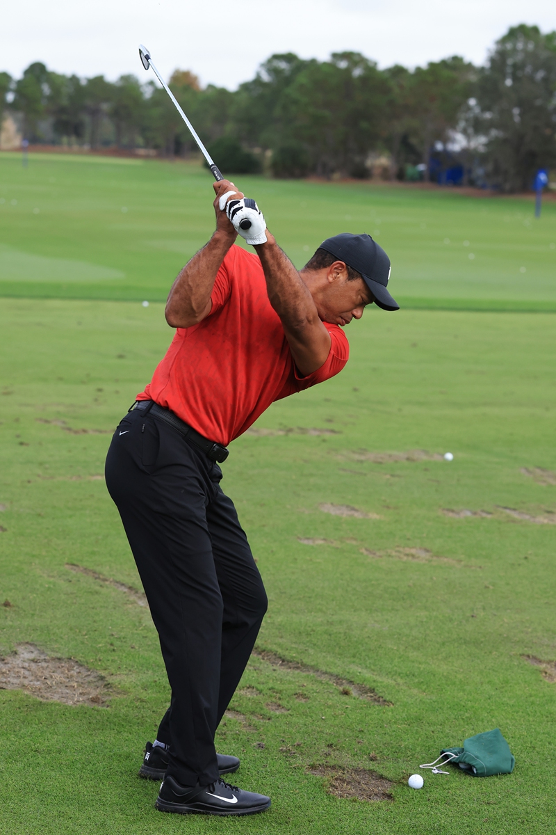 Tiger Woods warms up on the range during the final round of the PNC Championship on December 19, 2021 in Orlando, Florida. Photo: VCG