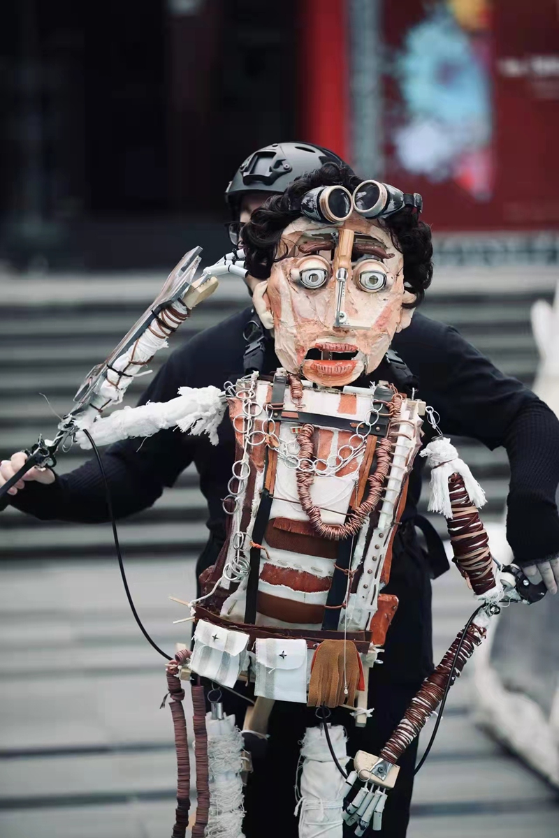 Yu Lei performs a street show in Shanghai with the puppets created by his team. Photos: Courtesy of Yu Lei