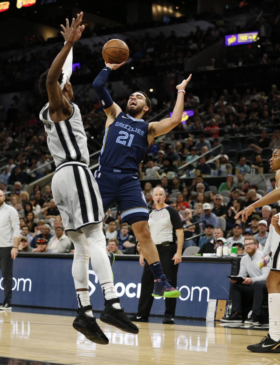 Tyus Jones of the Memphis Grizzlies shoots over Josh Richardson of the San Antonio Spurs on March 30, 2022 in San Antonio, Texas. Photo: VCG