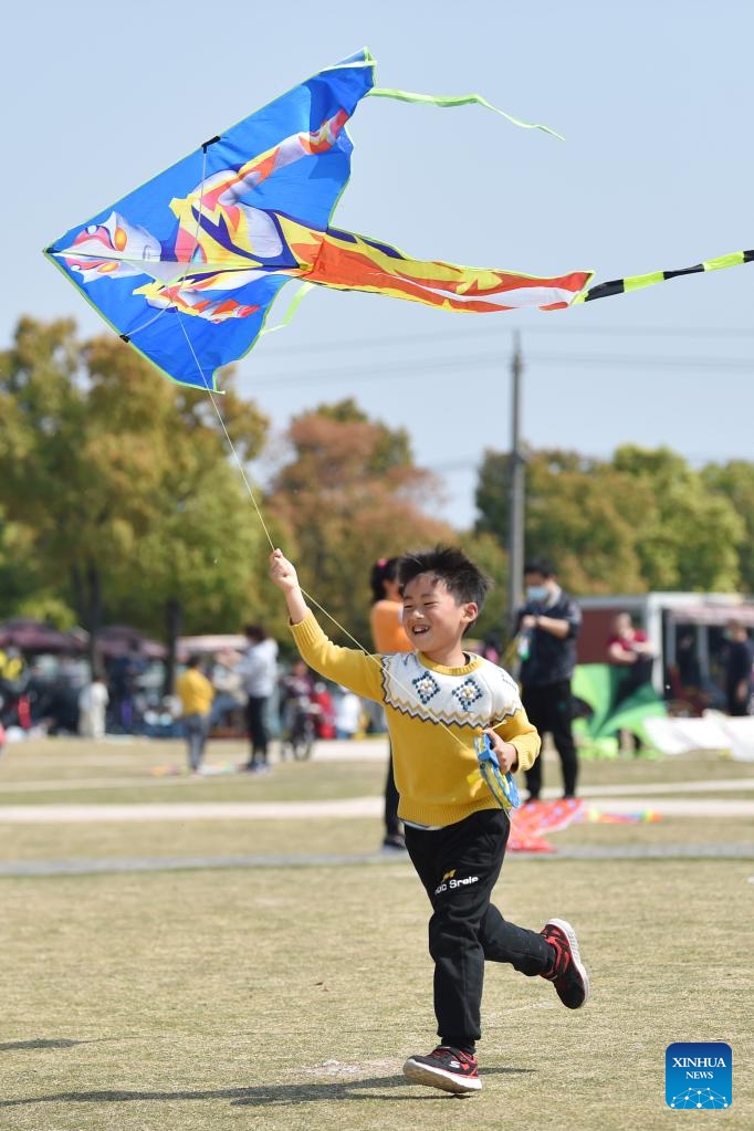 A child flies a kite at a wetland park in Nanjing, east China's Jiangsu Province, April 3, 2022. Photo: Xinhua